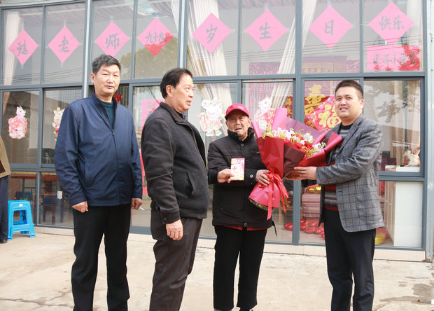 建昌小学祝贺教师100生日.JPG