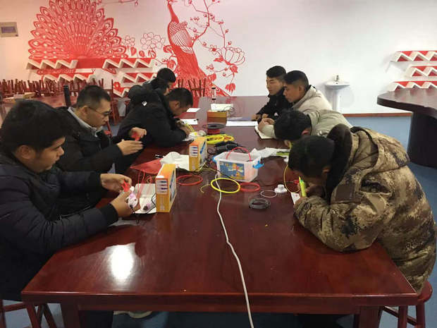 实践老师教官实际操作_副本.jpg