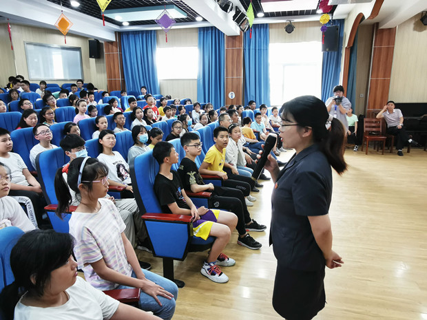 王法官与同学们互动.jpg