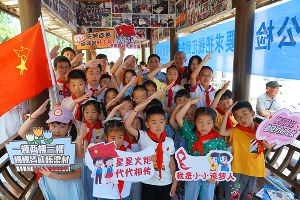 2东城实验小学：红领巾心向党  “根正苗红”扬善行.jpg