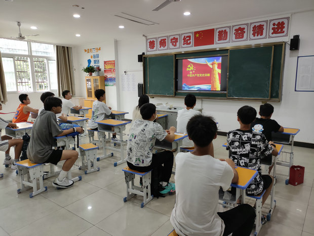 青少年体校：学百年奋斗党史  革命红旗永相传.jpg