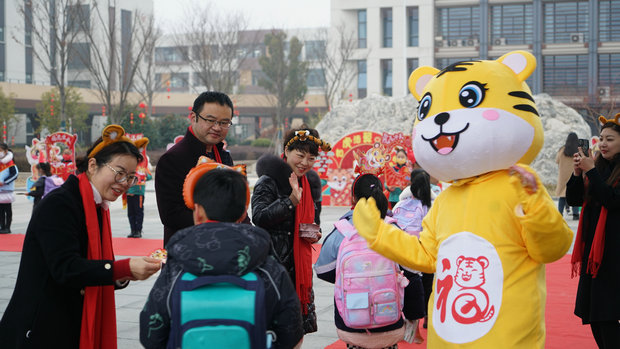 华城实验小学春风分校：瑞虎迎新春 一起向未来.jpg