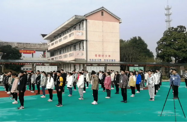 茅麓中学：奔跑  一起向未来.jpg