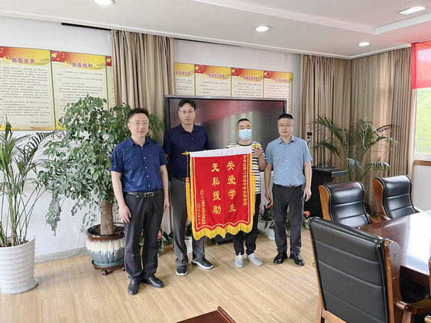 学生家长赠送锦旗_副本.jpg