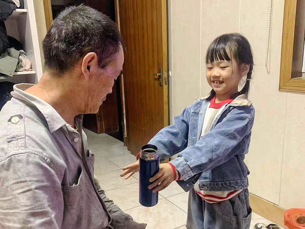 西阳分园——端茶给老人_副本.jpg