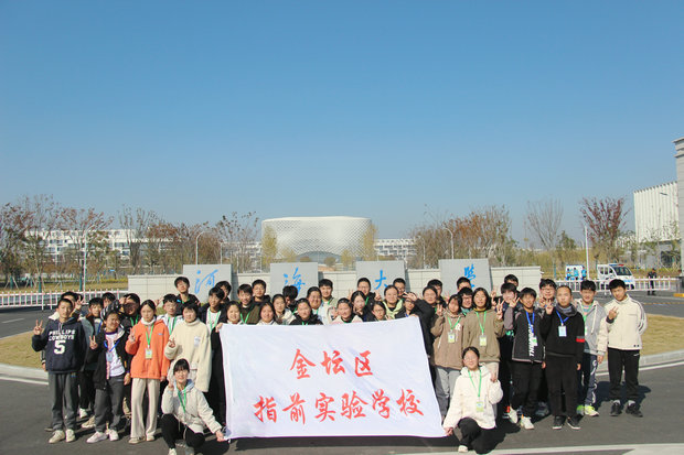 校门口合影_副本.jpg