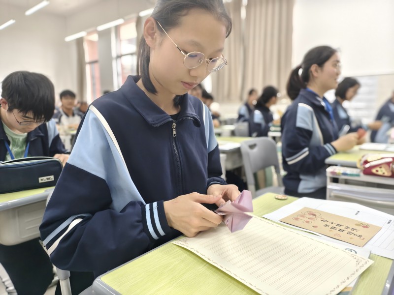 女生折纸飞机(1).jpg
